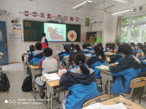 南京市江宁区觅秀街中学红十字会开展“世界红十字日”宣传活动3