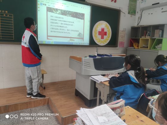 南京市江宁区觅秀街中学红十字会开展“世界红十字日”宣传活动2
