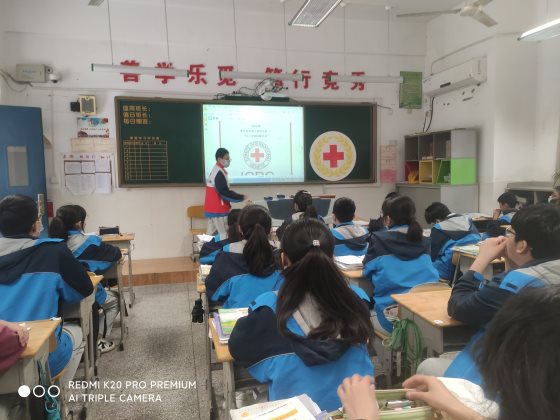 南京市江宁区觅秀街中学红十字会开展“世界红十字日”宣传活动1