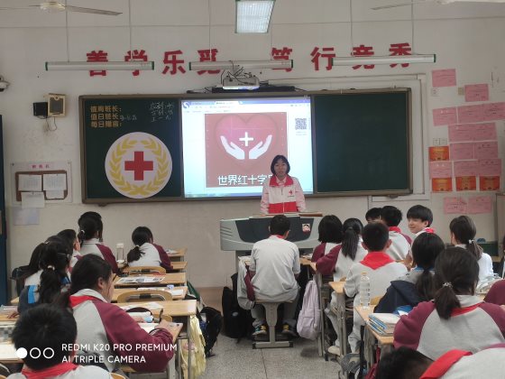 南京市江宁区觅秀街中学红十字会开展“世界红十字日”宣传活动1